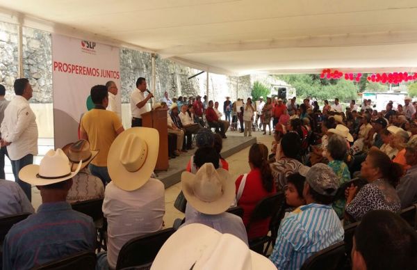 Gobernador del estado hace entrega de obras en Armadillo de los Infante.