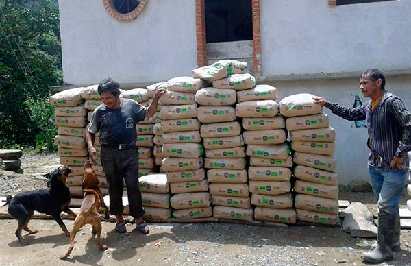 Entrega Antorcha paquetes de materiales a población Otomí