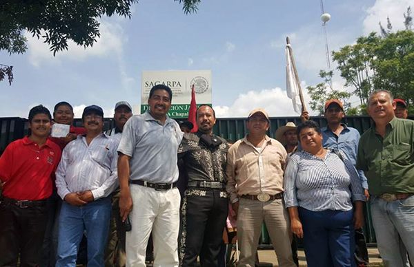 Cantante Pablo Alexadre ameniza protesta de campesinos en la Sagarpa