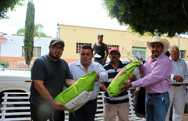 Labriegos de Ocotlán reciben apoyo logrado por antorchistas