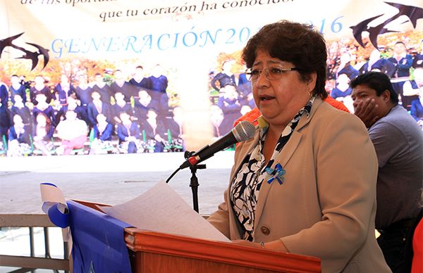 Rosalba Pineda Ramírez madrina de generación en Ejido Santa María