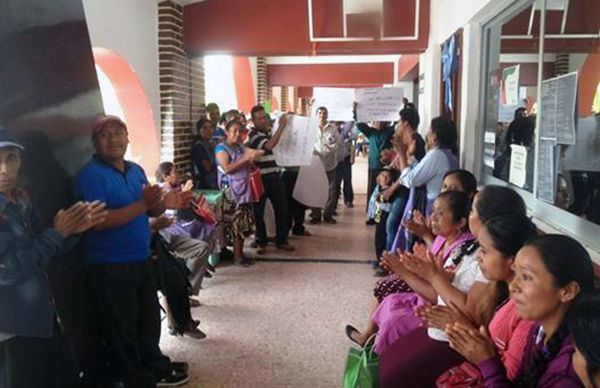 Familias de diversos pueblos de Olinalá rehabilitan techos de sus viviendas