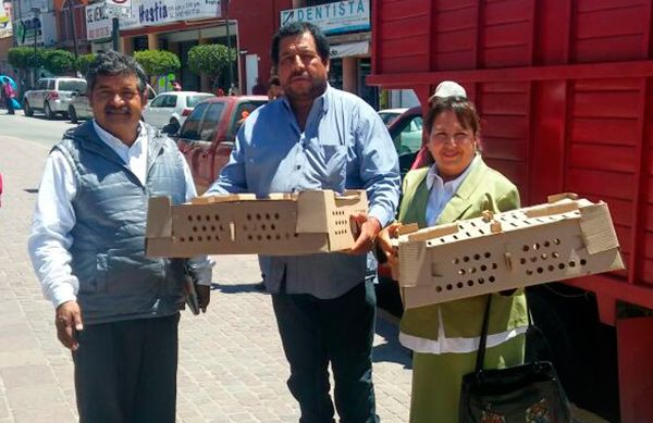 Antorchistas de Fresnillo son  beneficiados con paquetes de aves de traspatio