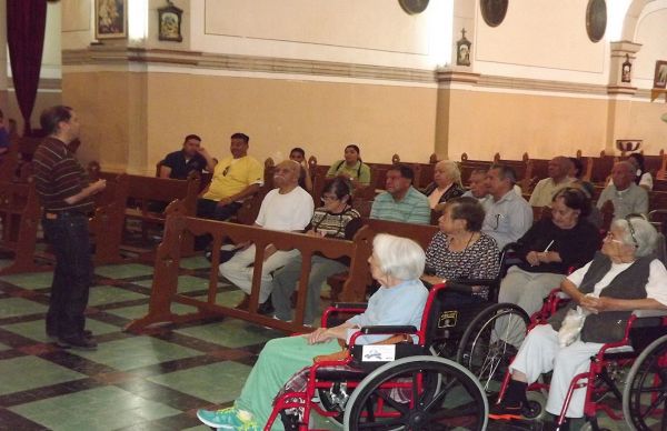 Personas de la tercera edad visitan el municipio de Armadillo de los Infante