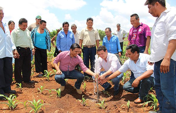 Alcalde antorchista inaugura red de agua potable en Soteapan