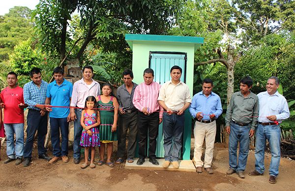 Familias indígenas de Soteapan se benefician con obras de sanidad 