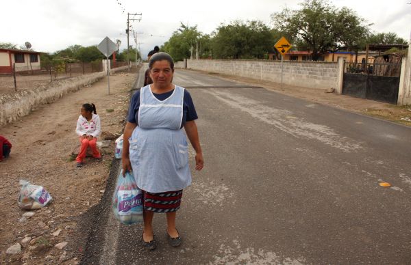 Todos los días,  alcalde antorchista entrega apoyos sociales.