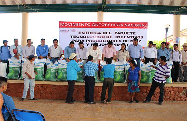 Entrega Antorcha incentivos para el campo en el sur de Veracruz