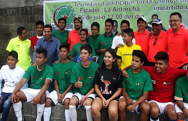 Niñas, niños y jóvenes conviven con ex jugadores de Fútbol