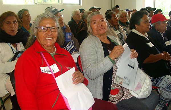 Apoyo de lentes a personas vulnerables de la tercera edad