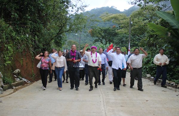 Antorcha y alcalde de Coetzala inauguran obras sociales