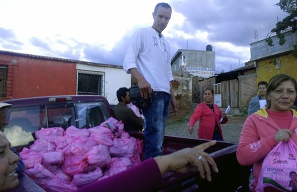 Entrega Antorcha paquetes de aves y despensas a familias de  Vetagrande