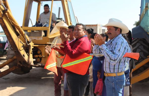 Banderazo de obras en Villa de Arriaga