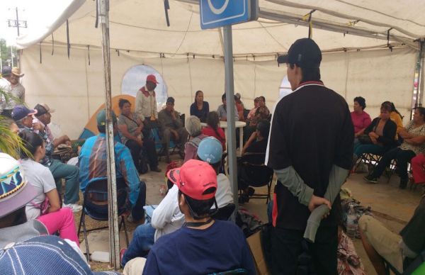 Continúa plantón de campesinos ante cerrazón de la Sagarpa.