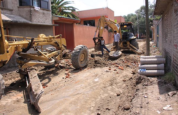 Continúan obras de drenaje y pavimentación