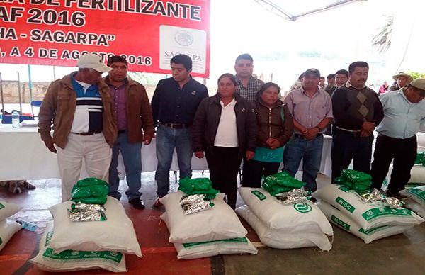 Antorcha entrega fertilizantes a campesinos de Chalcatongo de Hidalgo 