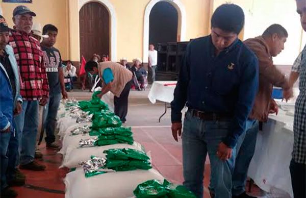 Campesinos de Chalcatongo de Hidalgo recibieron fertilizantes