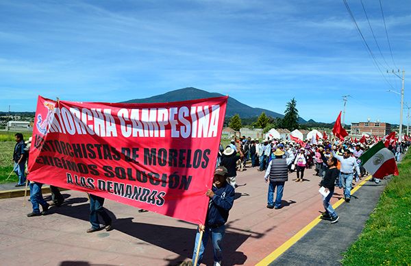 Por incumplimientos del edil de San Bartolo Morelos marchan colonos y campesinos