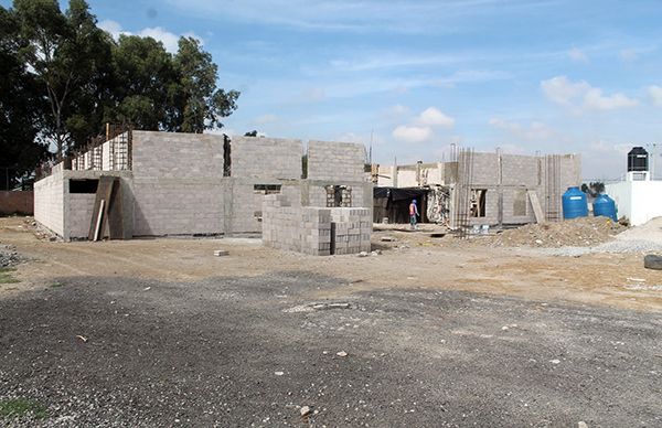 Continúa construcción del auditorio de Atlazalpa