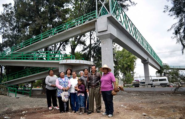 Vecinos de Guadalupe Victoria agradecen al Movimiento Antorchista por puente peatonal