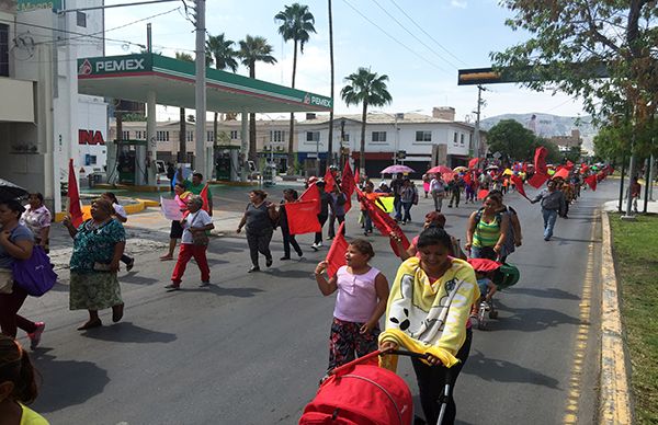 Urgen antorchistas solución a vivienda; marchan en Torreón 