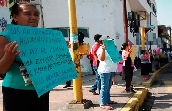 Realiza Antorcha cadena humana  en centro de Huimanguillo contra Sabino Herrera