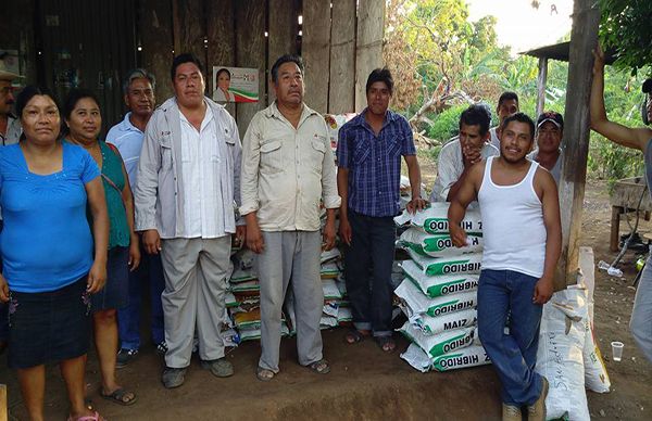 Entrega Antorcha apoyos a campesinos de Hidalgotitlán