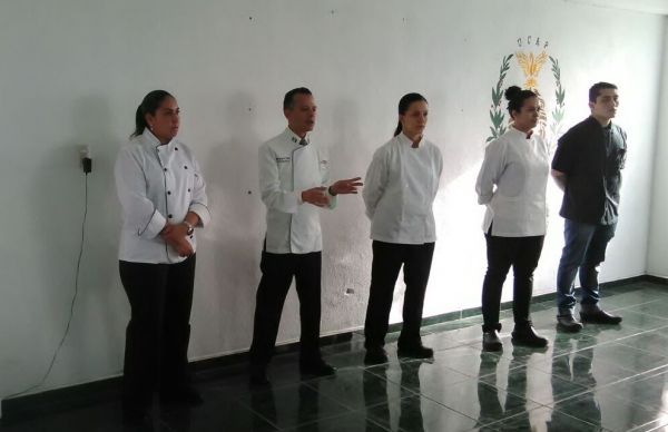 Gran curso de inducción de gastronomía en la Universidad de Ciencias y Artes del Potosí.