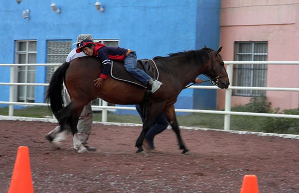 Pacientes chimalhuacanos reciben equinoterapia