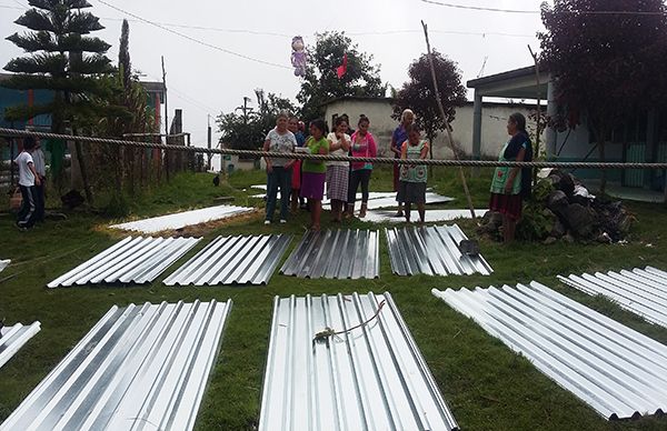 Entrega Antorcha 4 mil paquetes de láminas a afectados por temporal