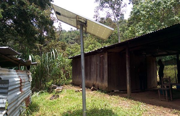 Llevan páneles solares para familias de San Sebastián Coatlán