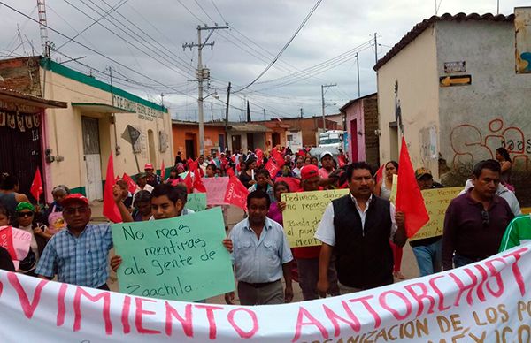 Con marcha, comerciantes de Zaachila denuncian abusos del presidente municipal