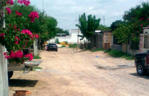  Antorchistas de Nuevo Laredo requieren pavimentación de calle