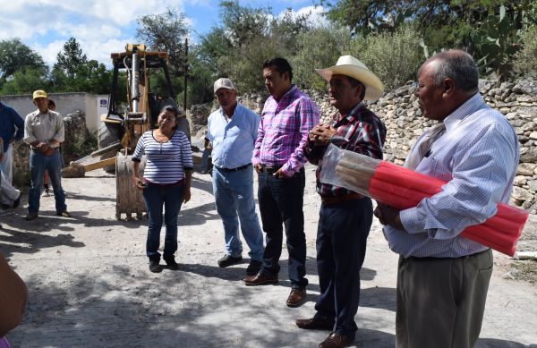 Alcalde antorchista arranca obra de pavimentación de calle en la cabecera municipal