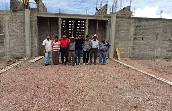 Construcción de teatro en Zapotitlán presenta un avance del 50 por ciento