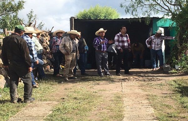 Alcalde de Armadillo de los Infante inaugura obra de electrificación.