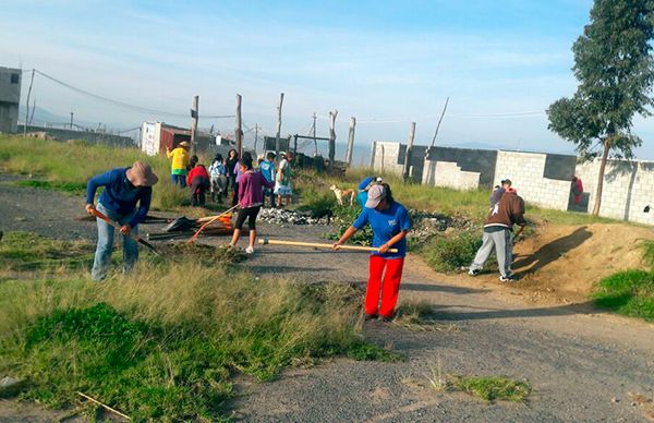  Con faenas colectivas, antorchistas construyen escuelas