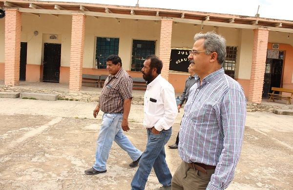 Avanzan labores de remodelación de escuela primaria en La Tapona.