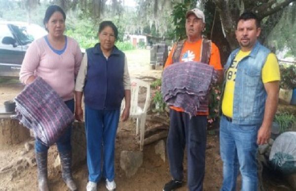 Habitantes de Armadillo de los Infante se benefician con la entrega de cobijas