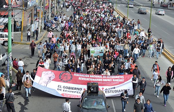 Jóvenes de Ecatepec estudian la preparatoria en una bodega rentada