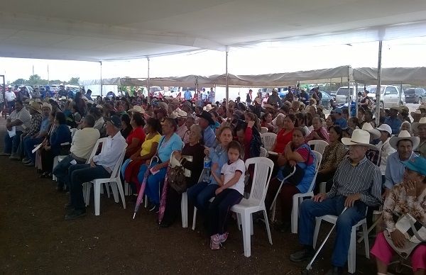 Entrega gobernador implementos agrícolas a campesinos de Santo Domingo