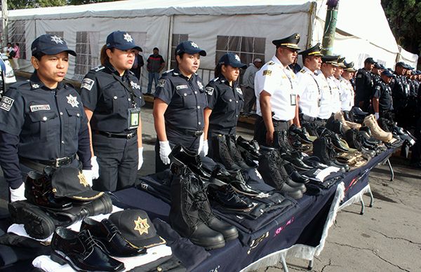 Entregan unidades y equipamiento a policías