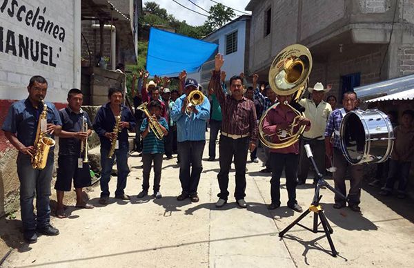 Entrega Antorcha instrumentos musicales en la comunidad de Ayotzinapa