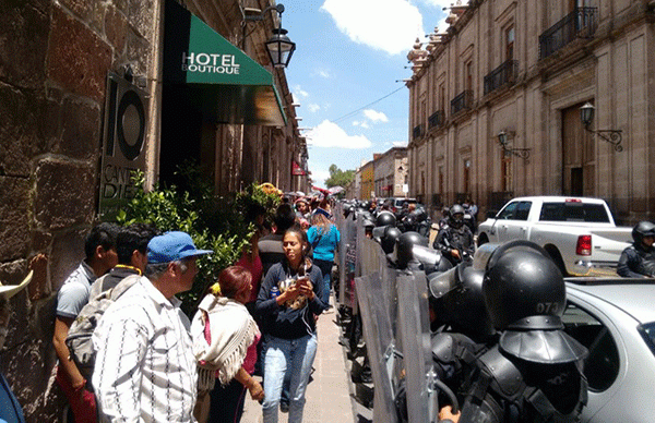 Fuerzas policiacas de Michoacán violan derecho constitucional en Morelia