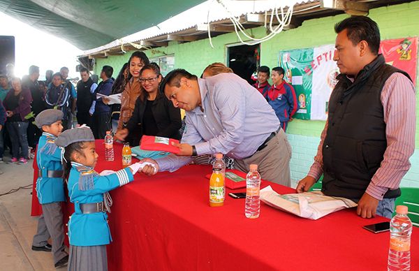  Fernando González entrega útiles escolares en La Paz