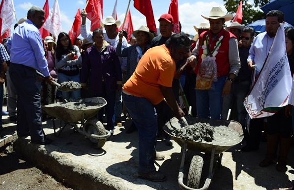 Antorcha inaugura pavimentación en San Felipe del Progreso