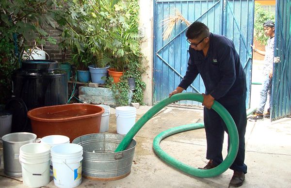 Unidades cisternas suministran agua potable gratis