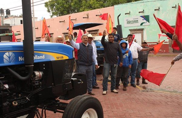 Alcalde antorchista entrega implementos agrícolas en Villa Hidalgo