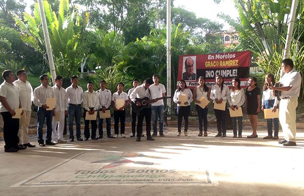 Con canto y bailes, guerrerenses protestan contra Graco Ramírez