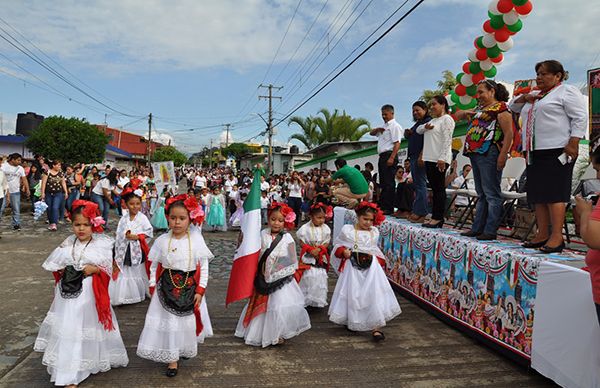 Con desfile, escuelas antorchistas festejan lucha de la Independencia